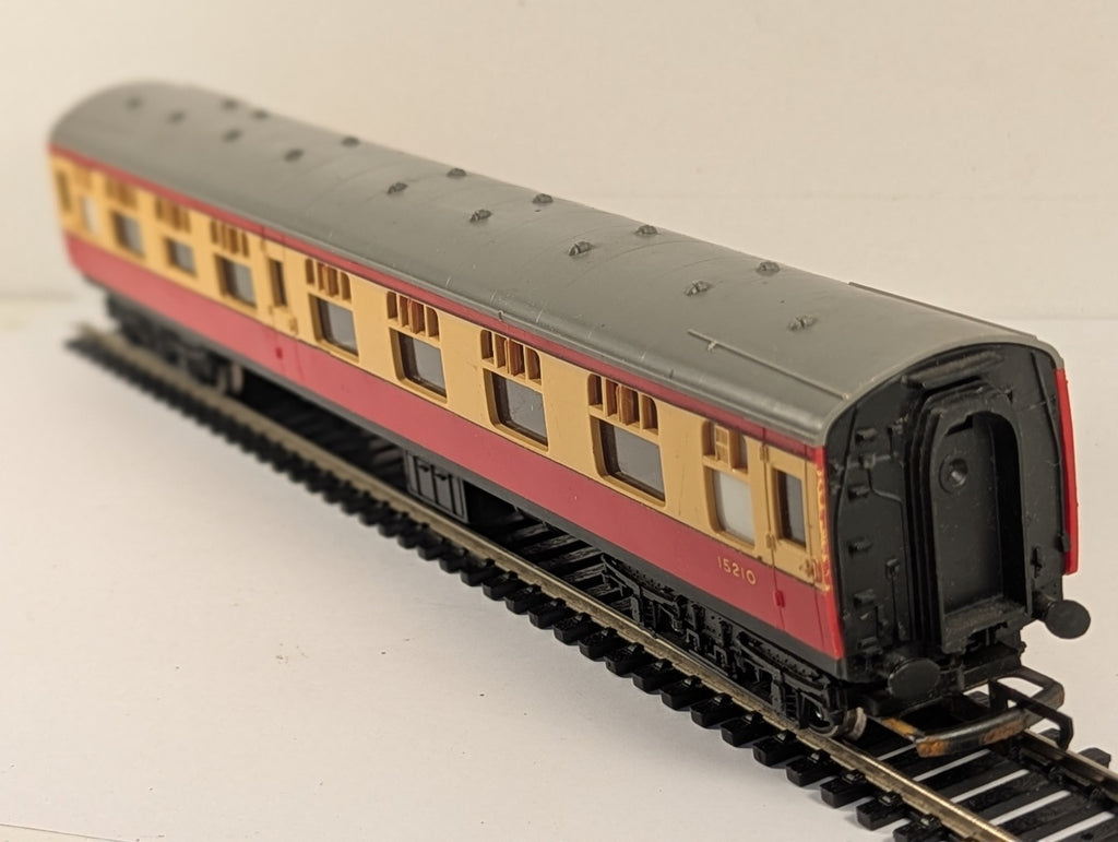 Tri-ang R626 BR Mk1 Composite Corridor Coach No. 15210 - Crimson & Cream