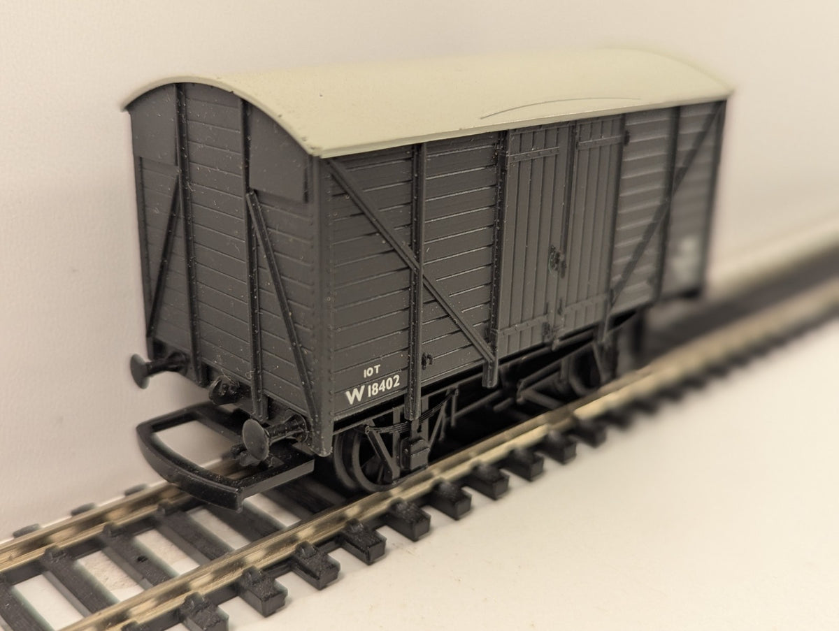 Hornby R2669 OO 12t Double Vent Van BR Grey W18402