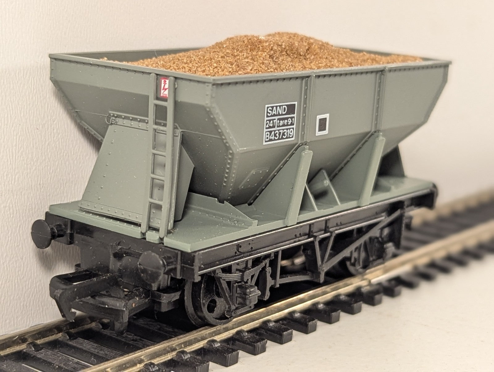 Mainline 37422 OO Gauge BR Grey Hopper Wagon with Sand Load - Boxed