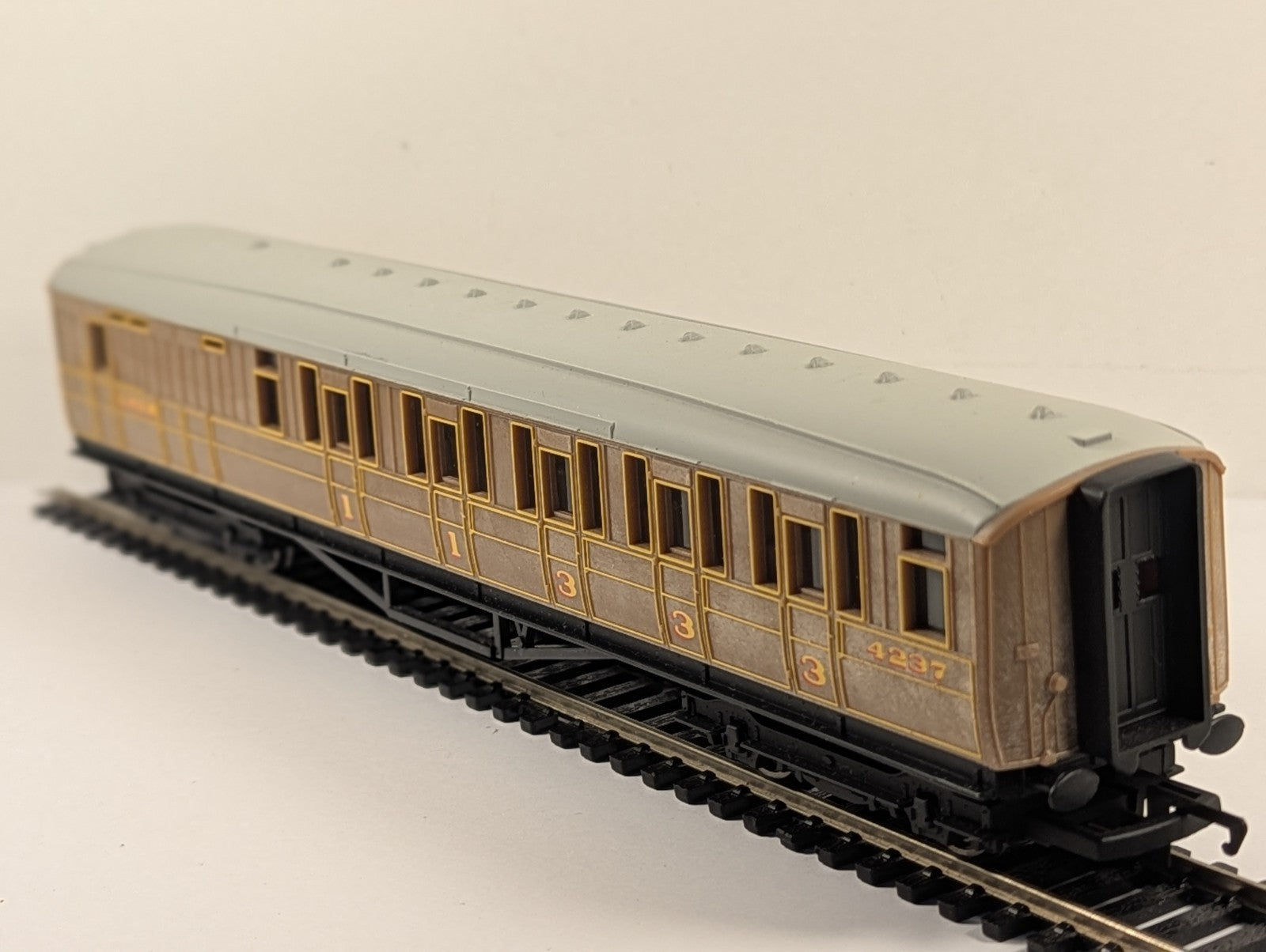 Hornby OO Gauge R4116 LNER Teak Non-Corridor Brake Composite Coach 4237