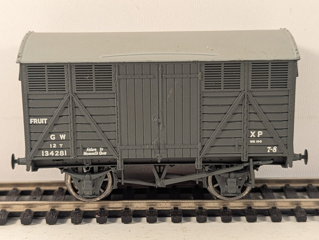 Bachmann 37-751B GWR Grey Fruit Van No.134330 OO Gauge - Missing Couplings
