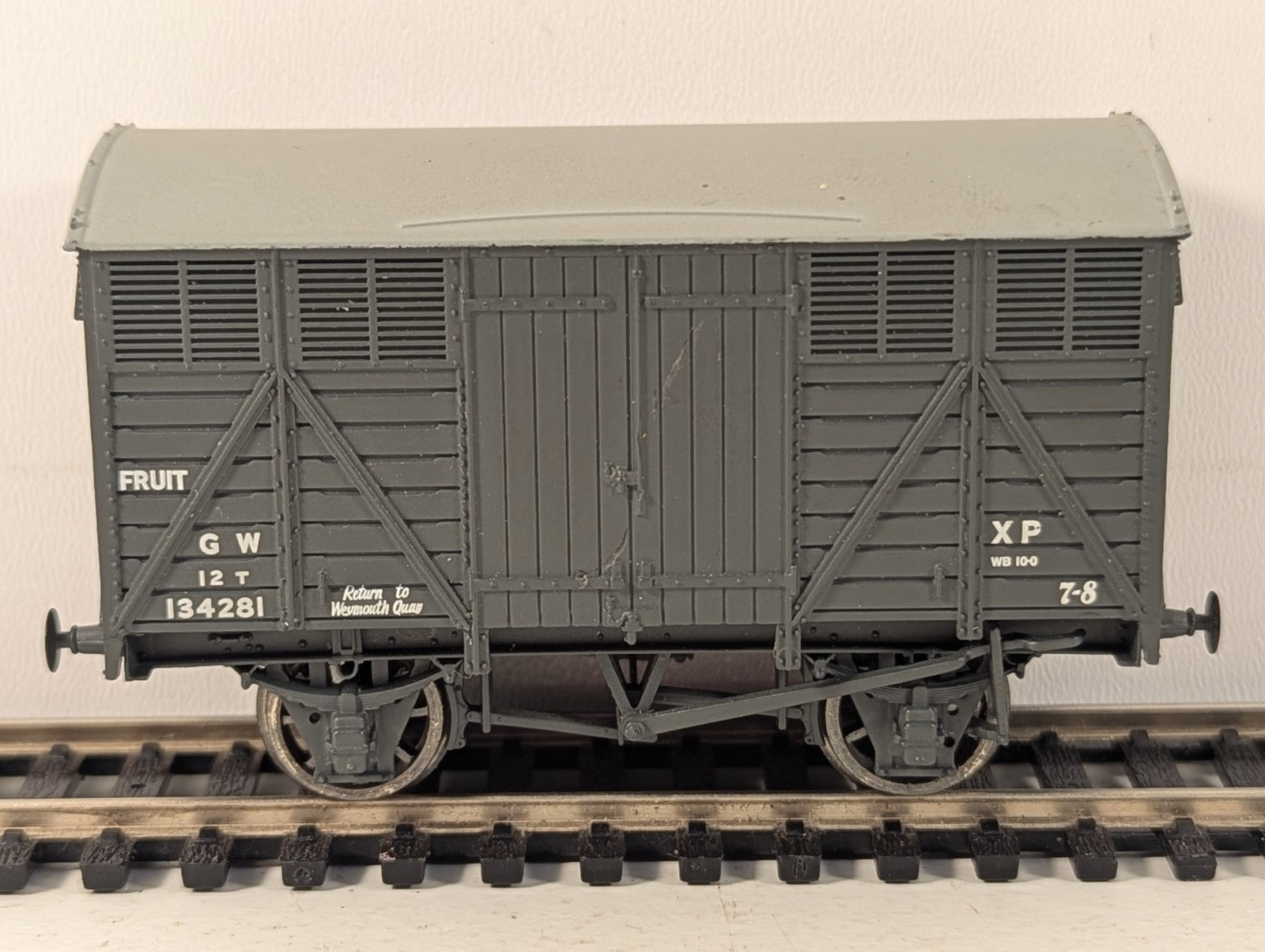 Bachmann 37-751B GWR Grey Fruit Van No.134330 OO Gauge - Missing Couplings