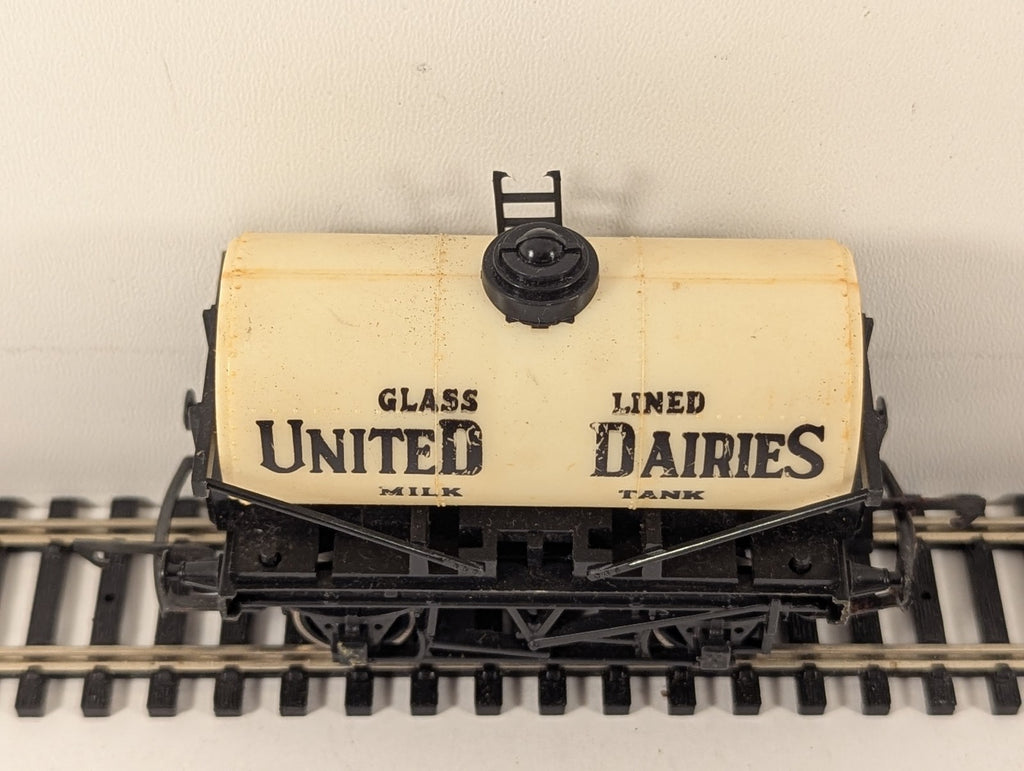 Tri-ang OO Gauge United Dairies Milk Tank Wagon Goods Wagon R127