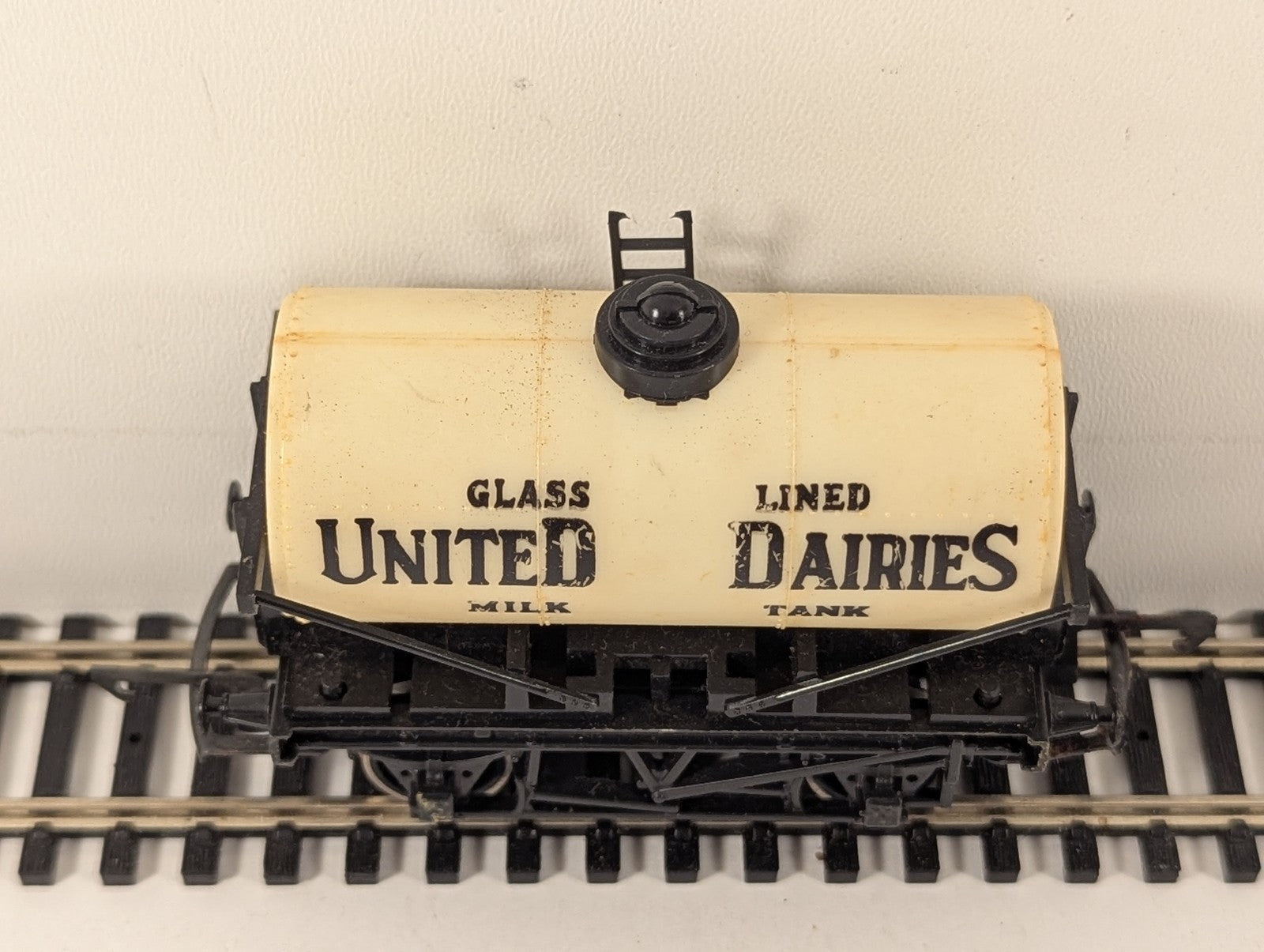 Tri-ang OO Gauge United Dairies Milk Tank Wagon Goods Wagon R127