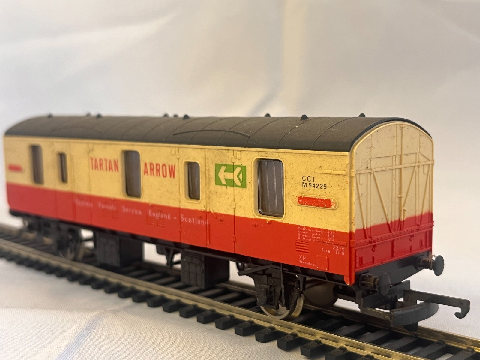 Lima OO Gauge BR Mk1 CCT Tartan Arrow Parcels Van