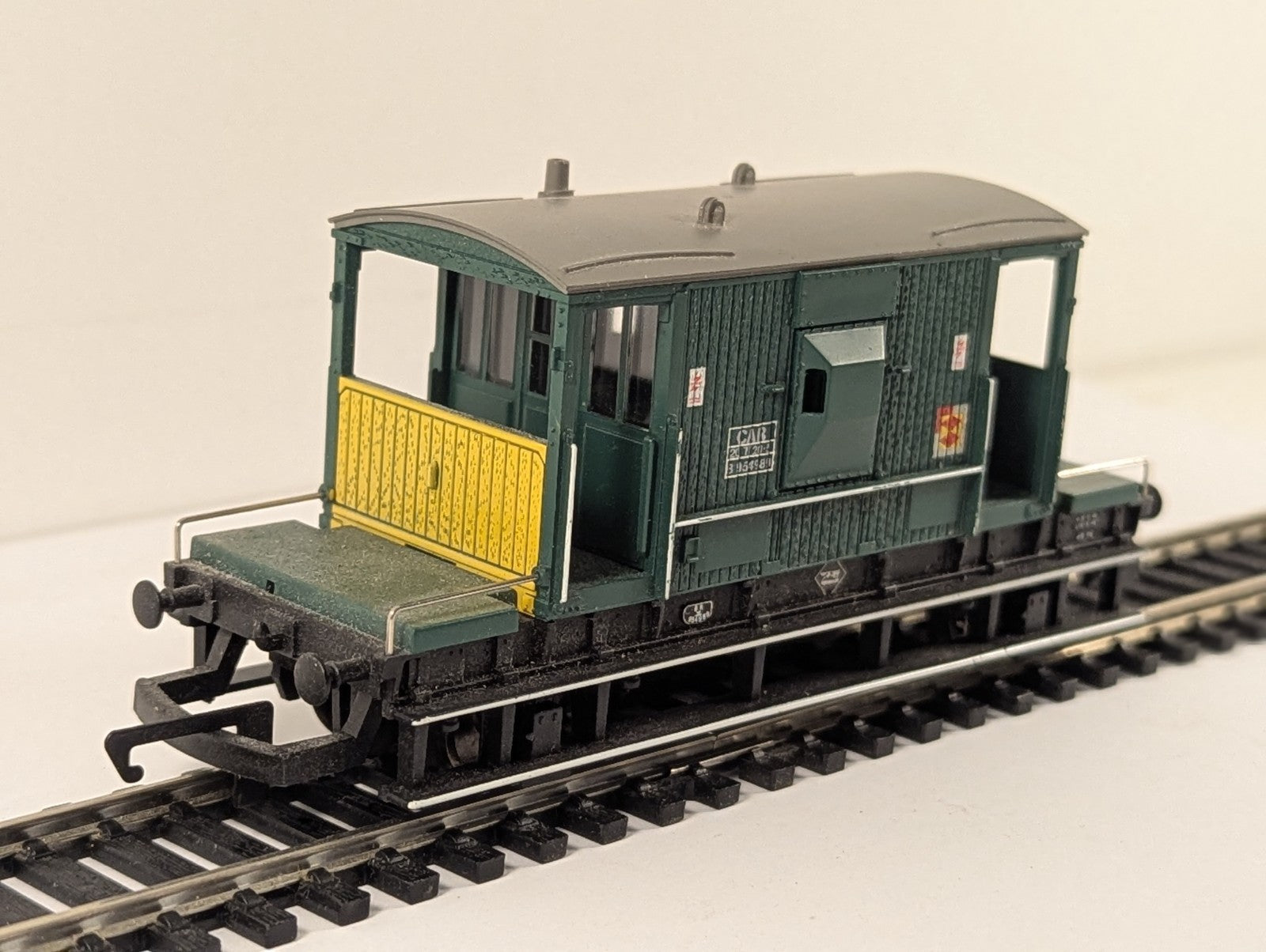 Hornby R6459 OO Gauge Brake Van - Railfreight Distribution