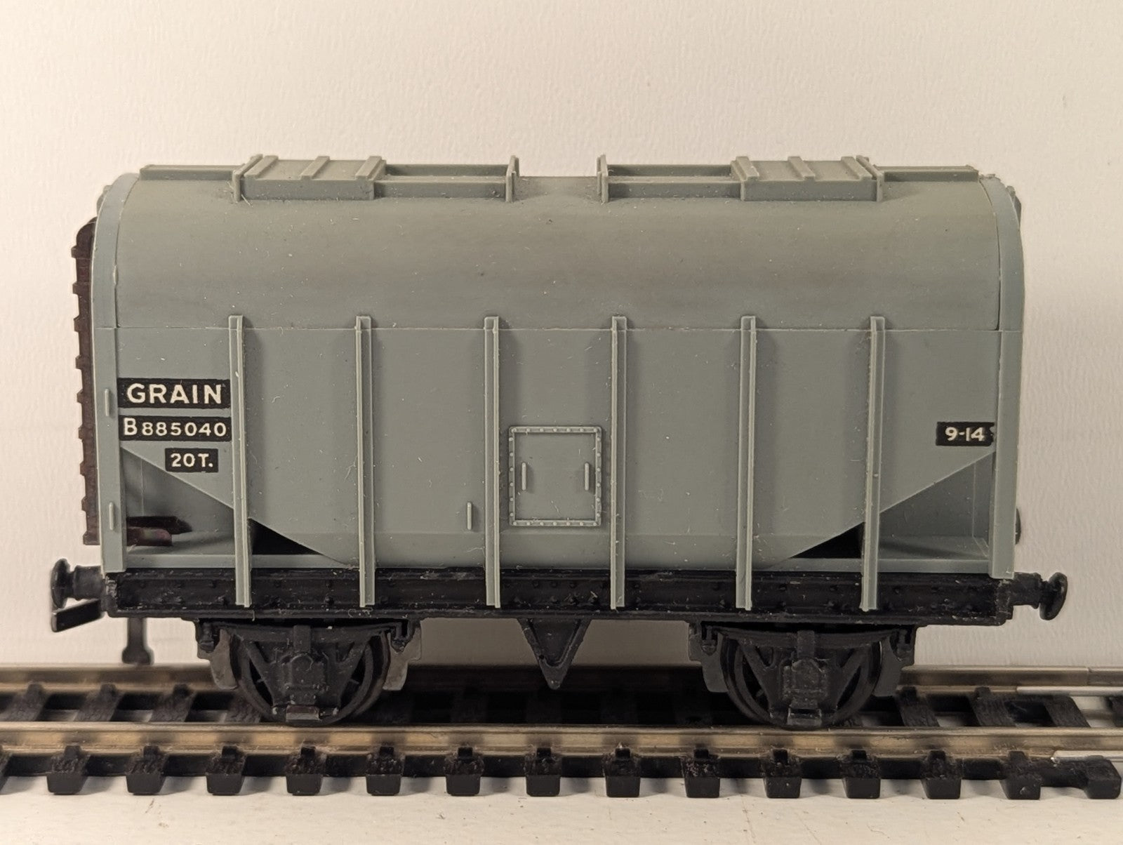 Hornby-Dublo 32067 OO Gauge 20-Ton Bulk Grain Wagon - Boxed - Missing Coupling