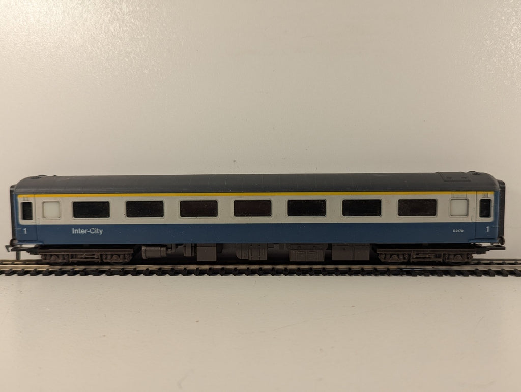 Airfix BR Mk2D First Open Coach OO Gauge