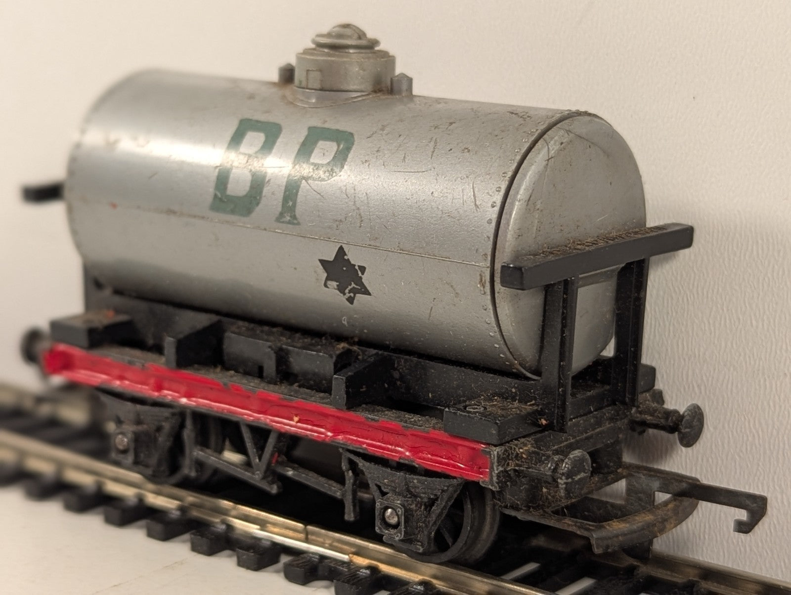 Tri-ang R12 OO Gauge Grey Tank Wagon BP/Shell