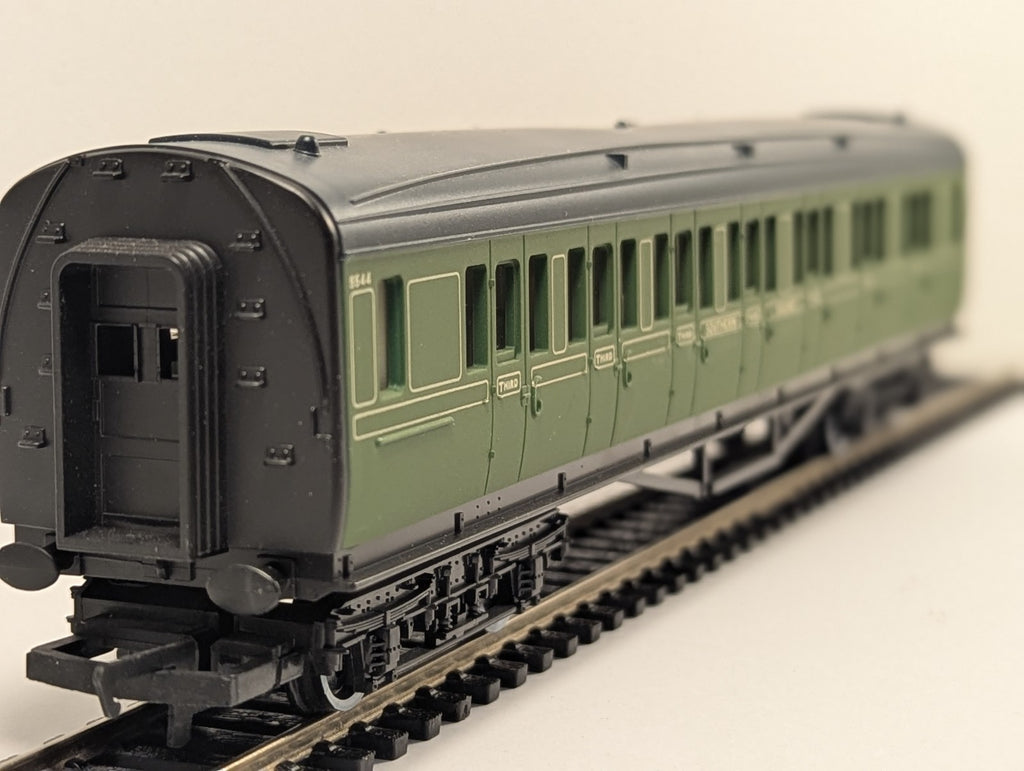Hornby R162 OO Gauge SR Composite Coach Olive Green 5544