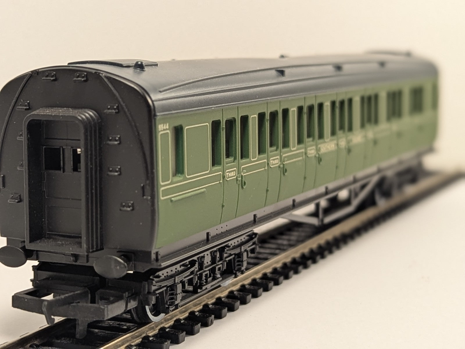 Hornby R162 OO Gauge SR Composite Coach Olive Green 5544