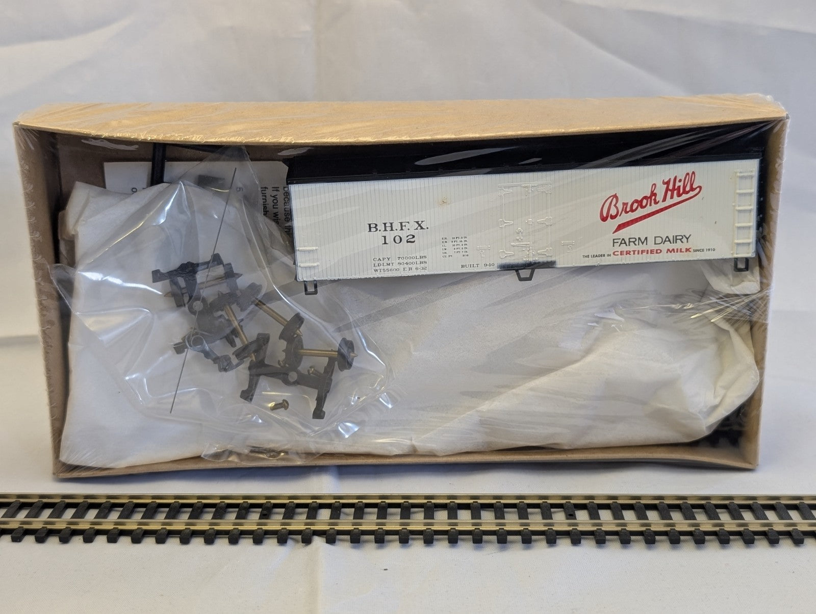 Walthers 932-2484 40-Foot Refrigerator Car Kit with Wood Ends