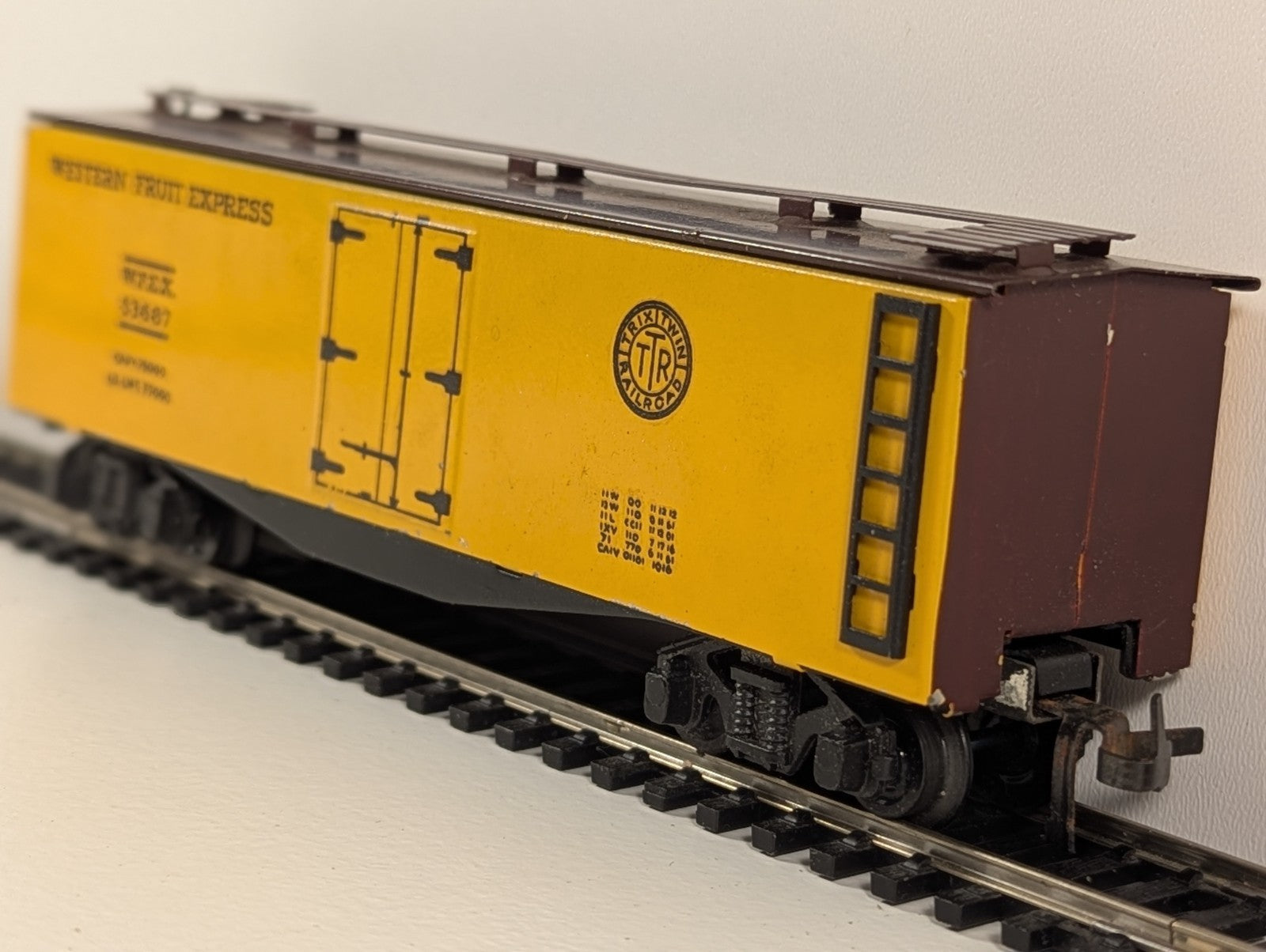 Trix OO Gauge 687 American Fruit Car – WFEX 53687