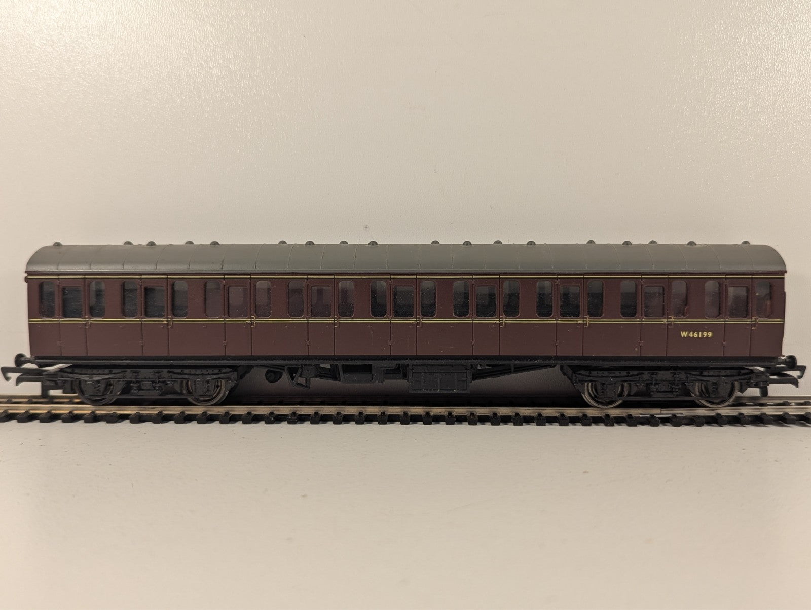 Bachmann Branchline OO Gauge BR Mk1 57ft Suburban Coach