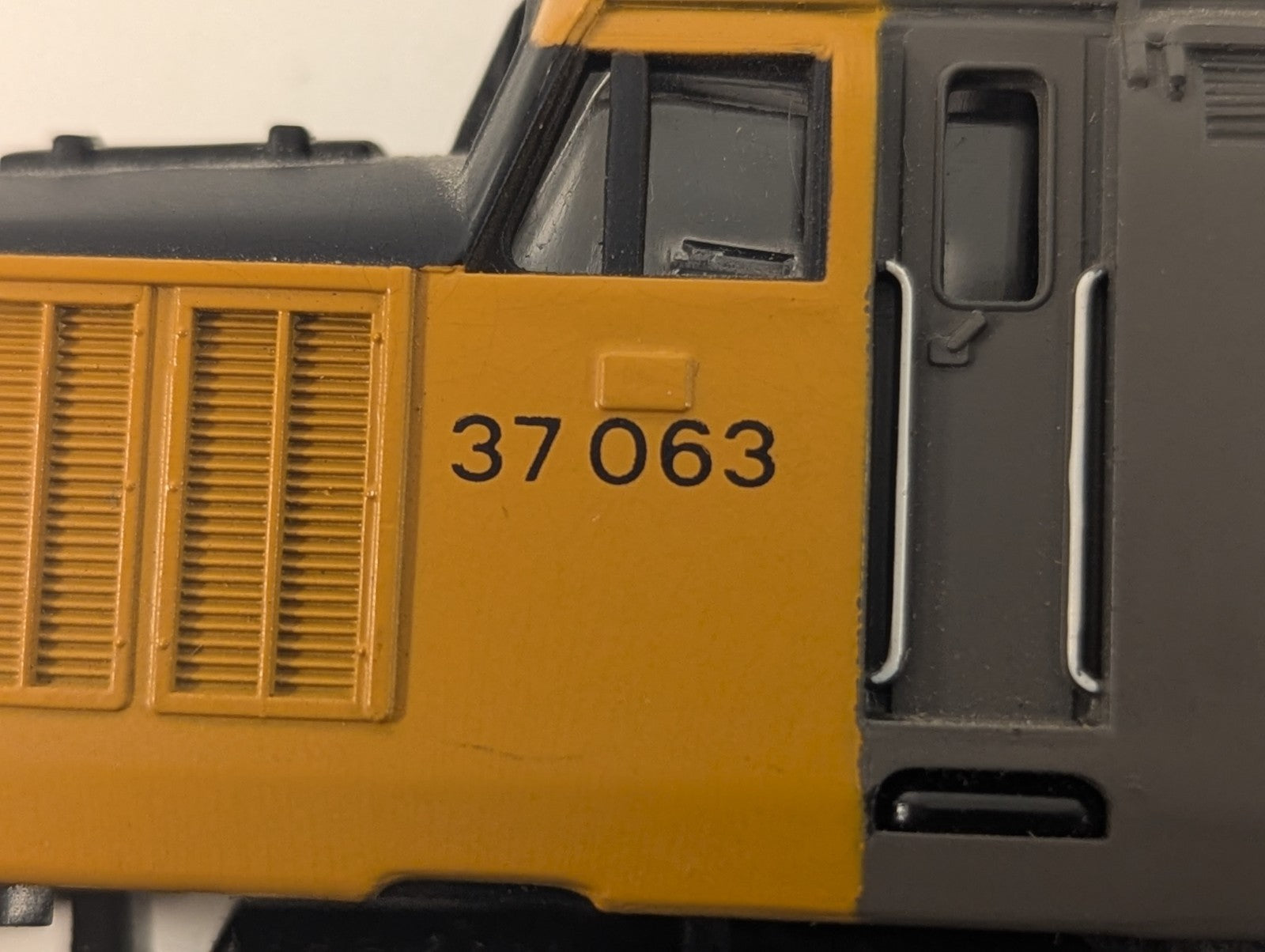 Hornby OO Gauge Class 37 Locomotive 37063 BR Railfreight Grey R075