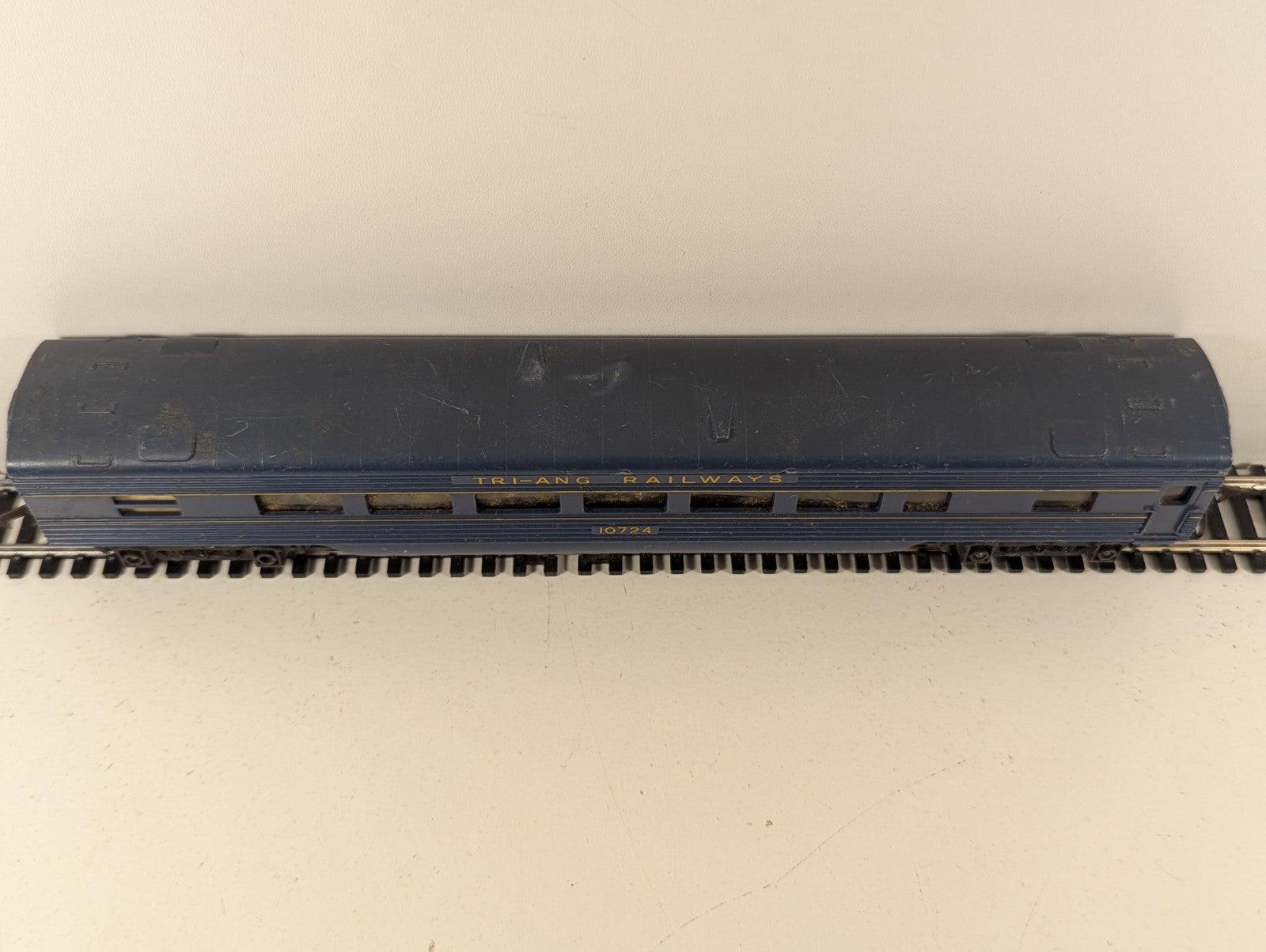 Tri-ang R131 OO Gauge Transcontinental Vista Passenger Car
