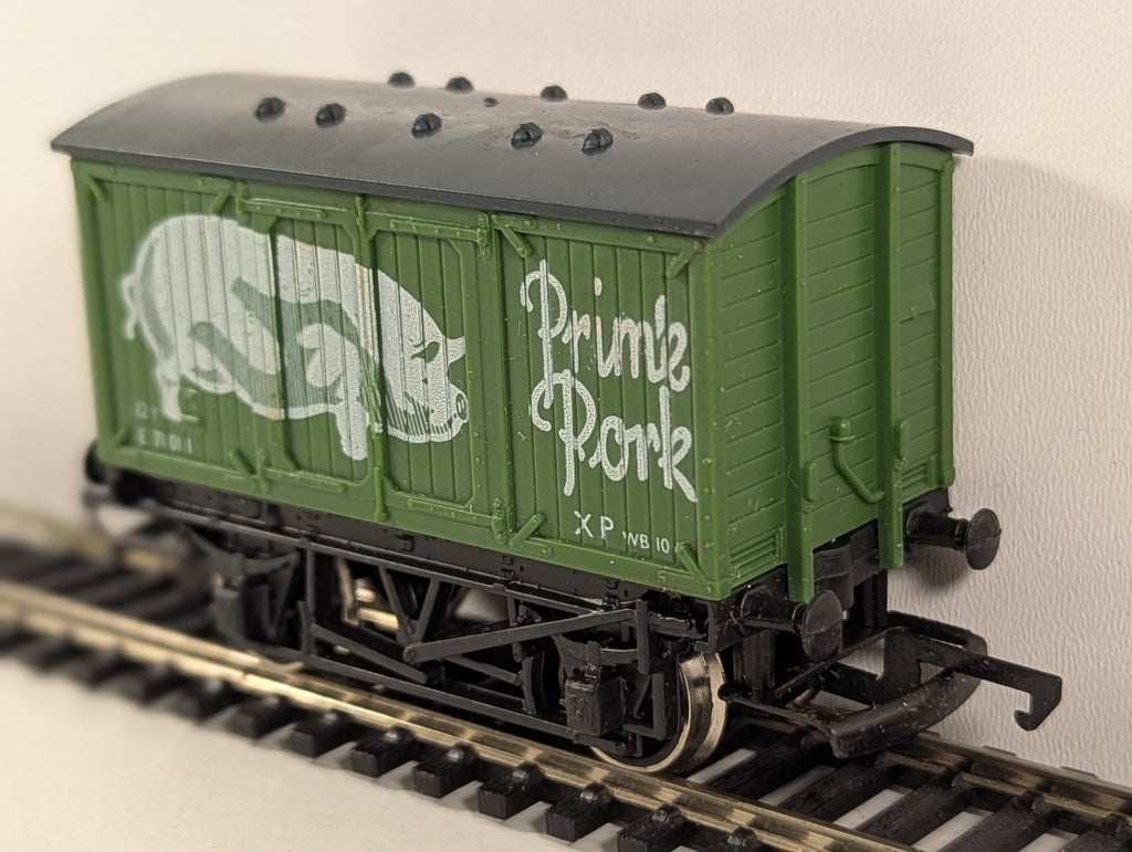 Hornby R162 Closed Van ‘Prime Pork’
