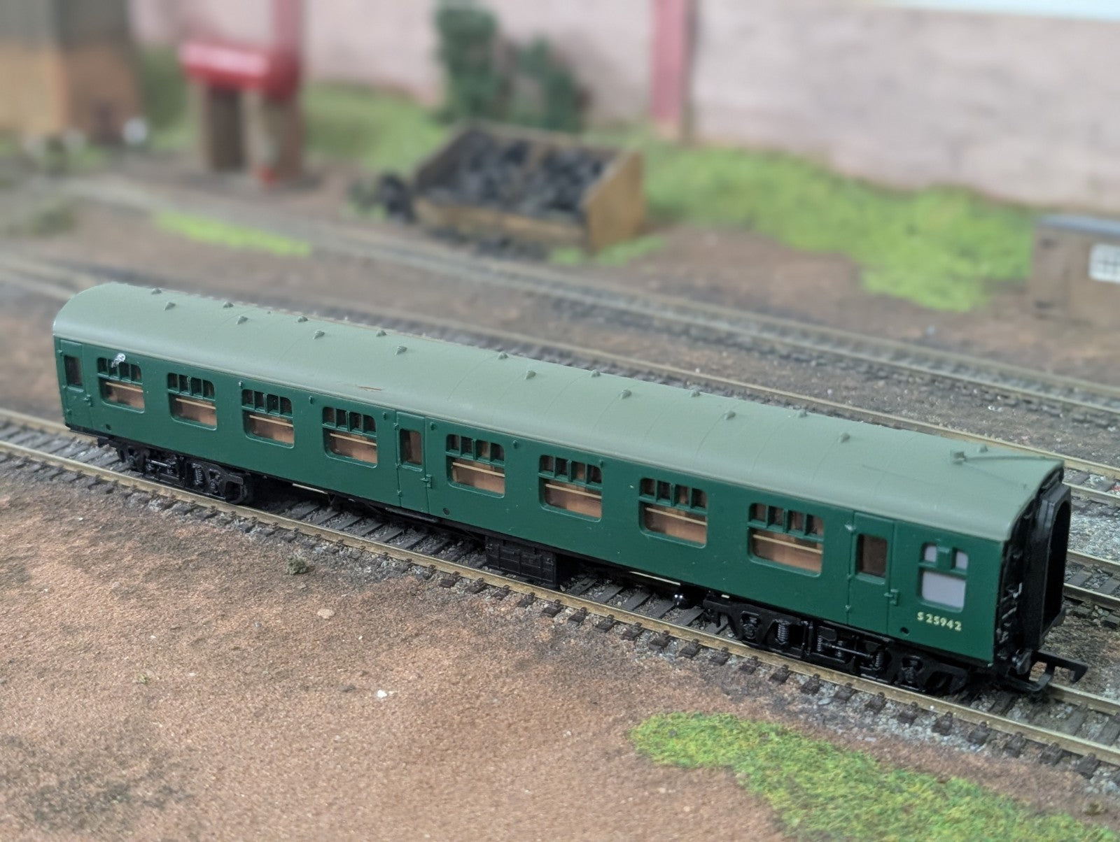 Replica Railways OO Gauge BR Mk1 SK Corridor Coach S25942 Green