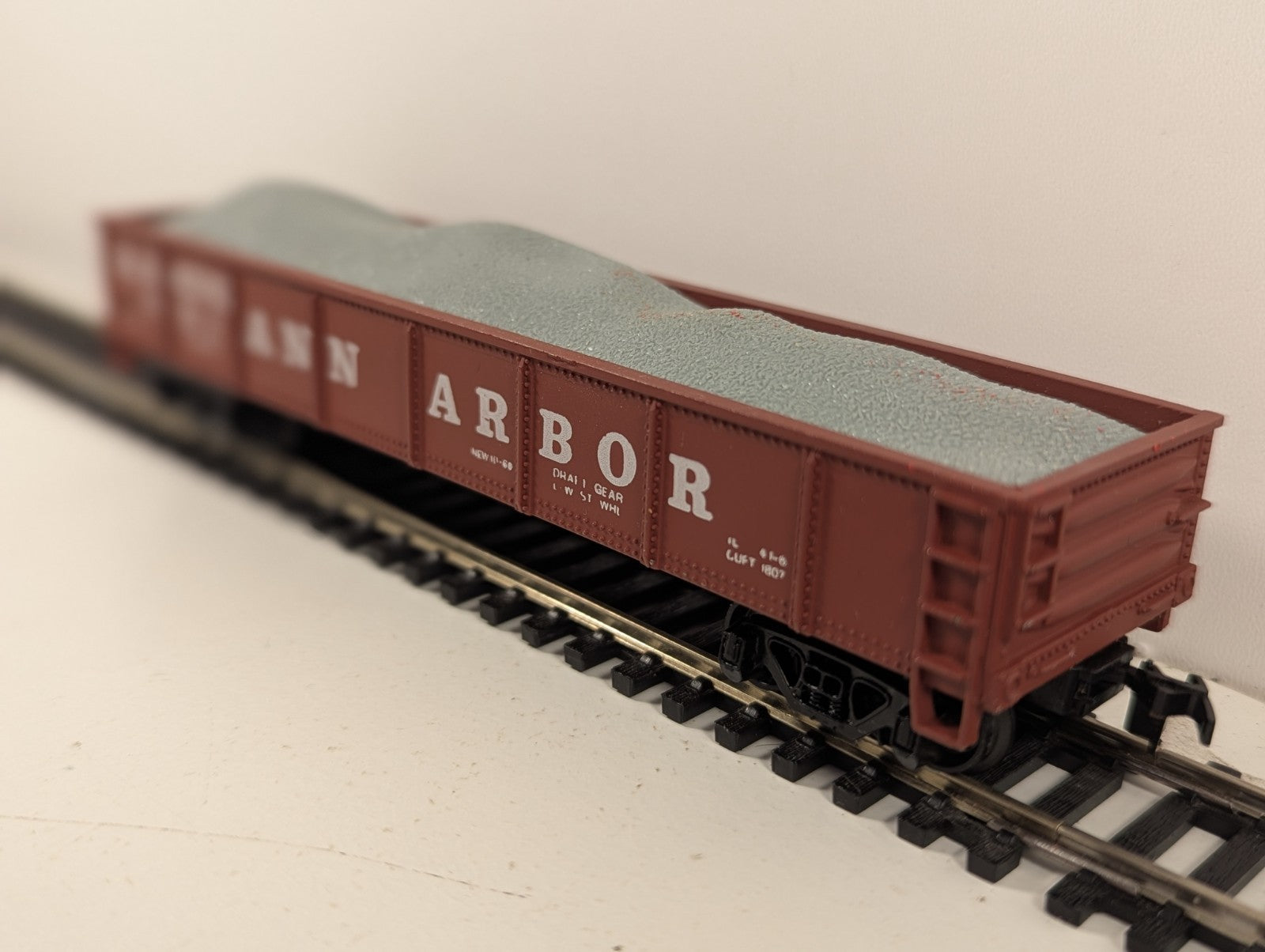 AHM HO Gauge Ann Arbor Gondola With Gravel Load
