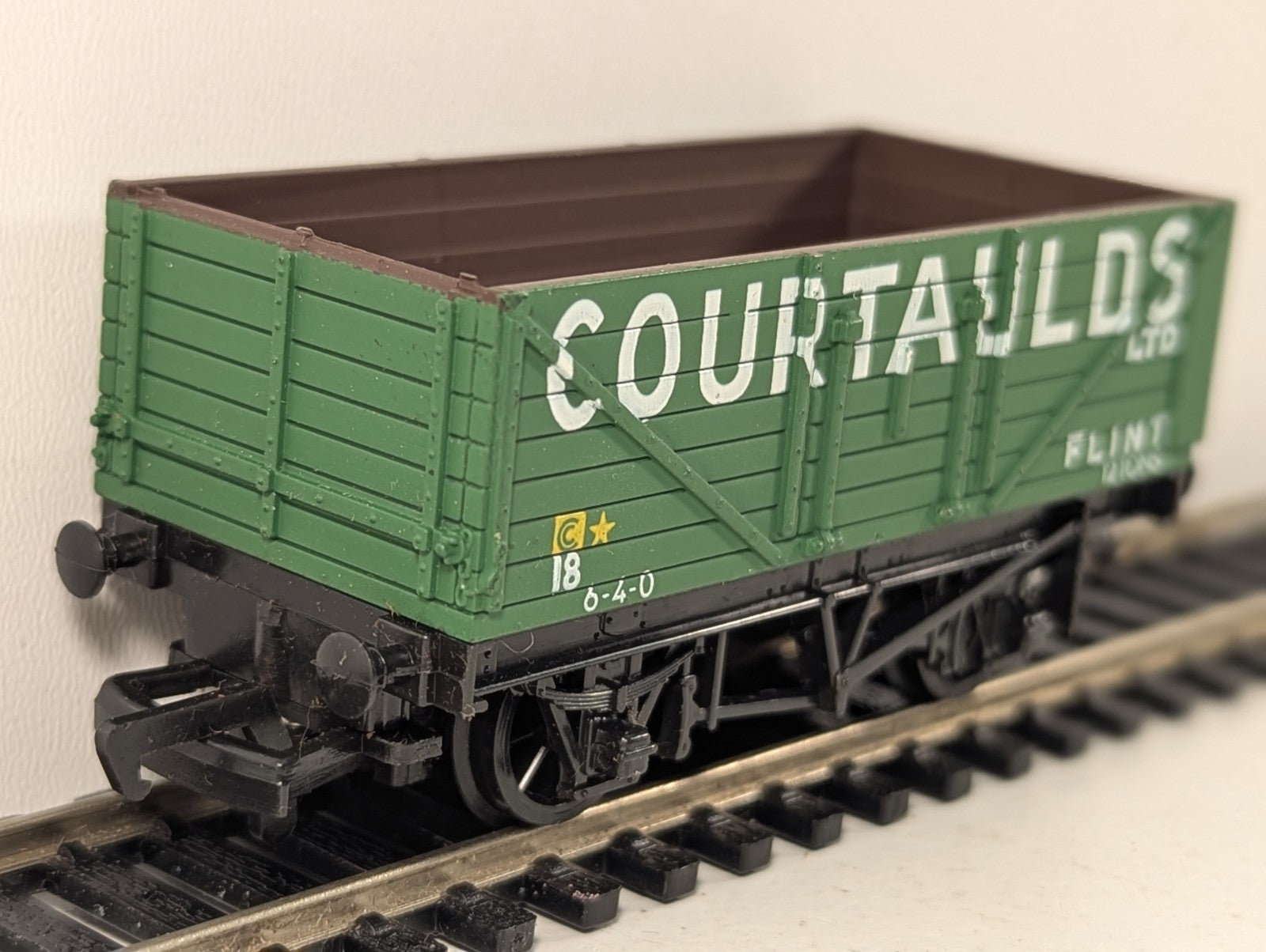 Mainline Courtaulds Ltd. Flint No.18 7 Plank Open Wagon OO Gauge - Boxed