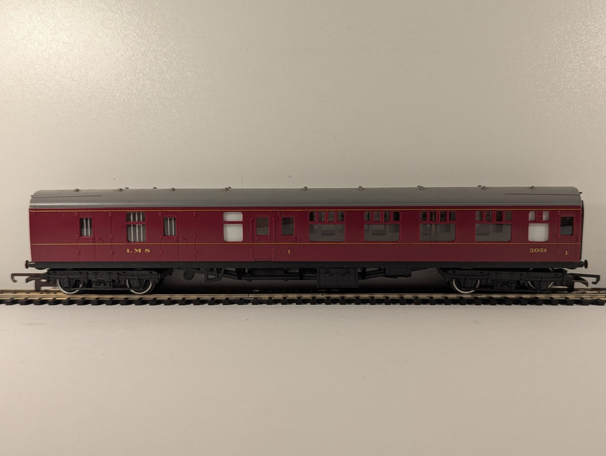 Tri-ang OO Gauge LMS Brake First Coach Passenger Coach 5051 LMS Maroon R.334