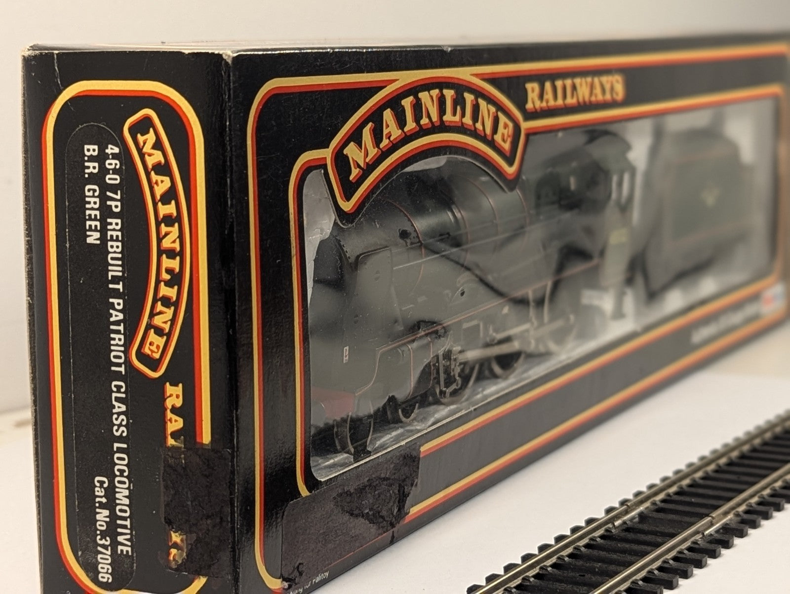 Mainline OO Gauge Rebuilt Patriot Class 'Illustrious' Steam Locomotive