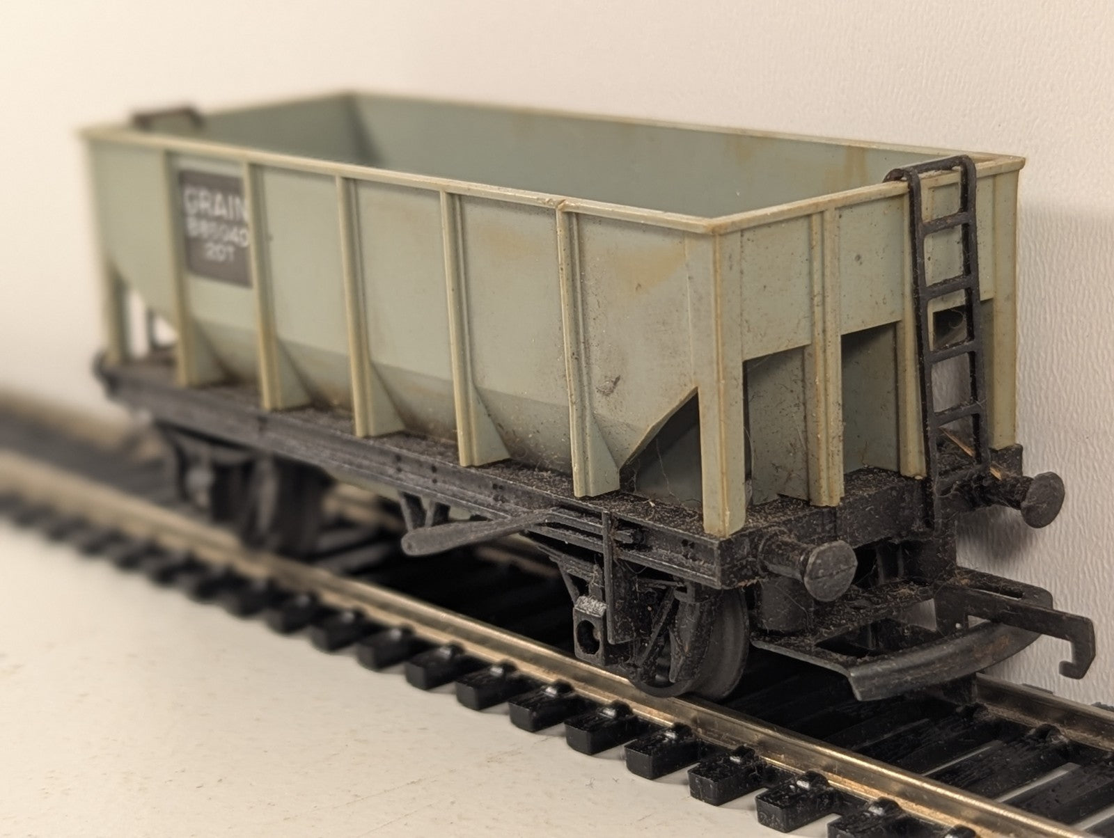 Tri-ang OO Gauge R214 BR 20T Grain Hopper Wagon B85040