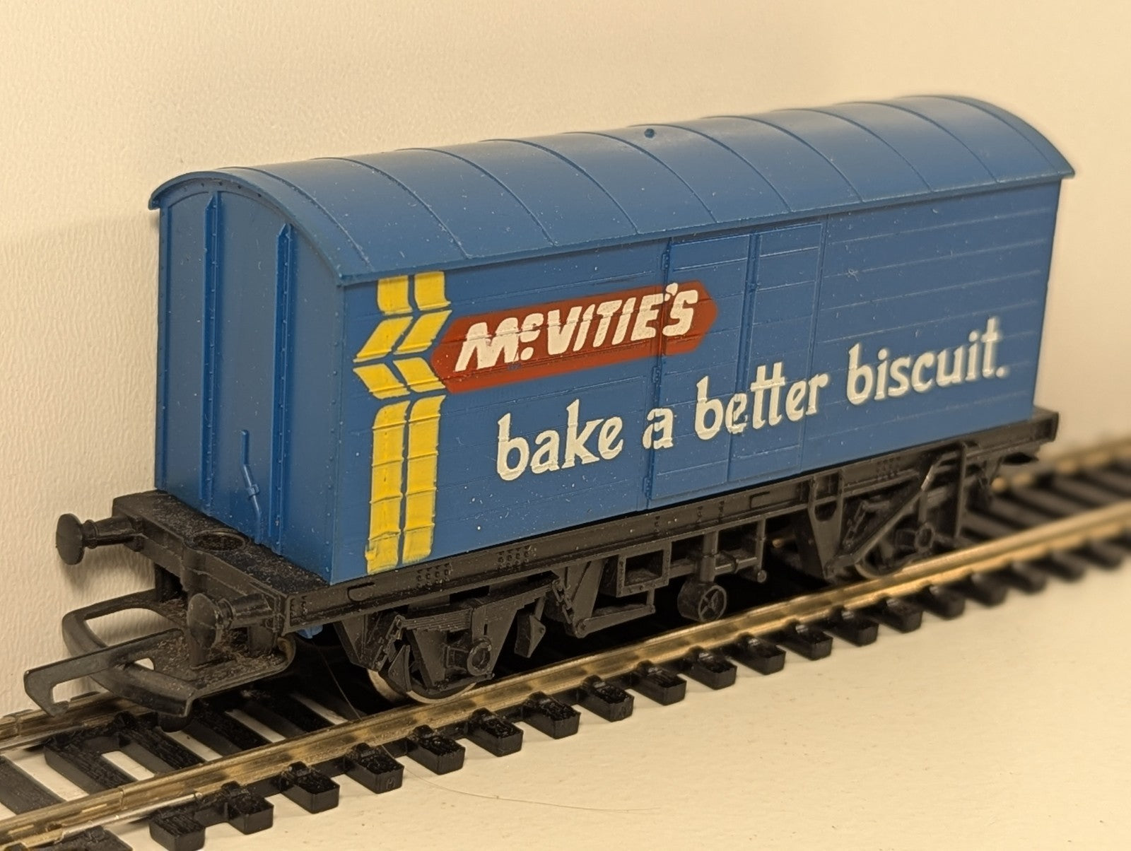 Hornby R727 OO Gauge McVitie’s Biscuits Closed Van