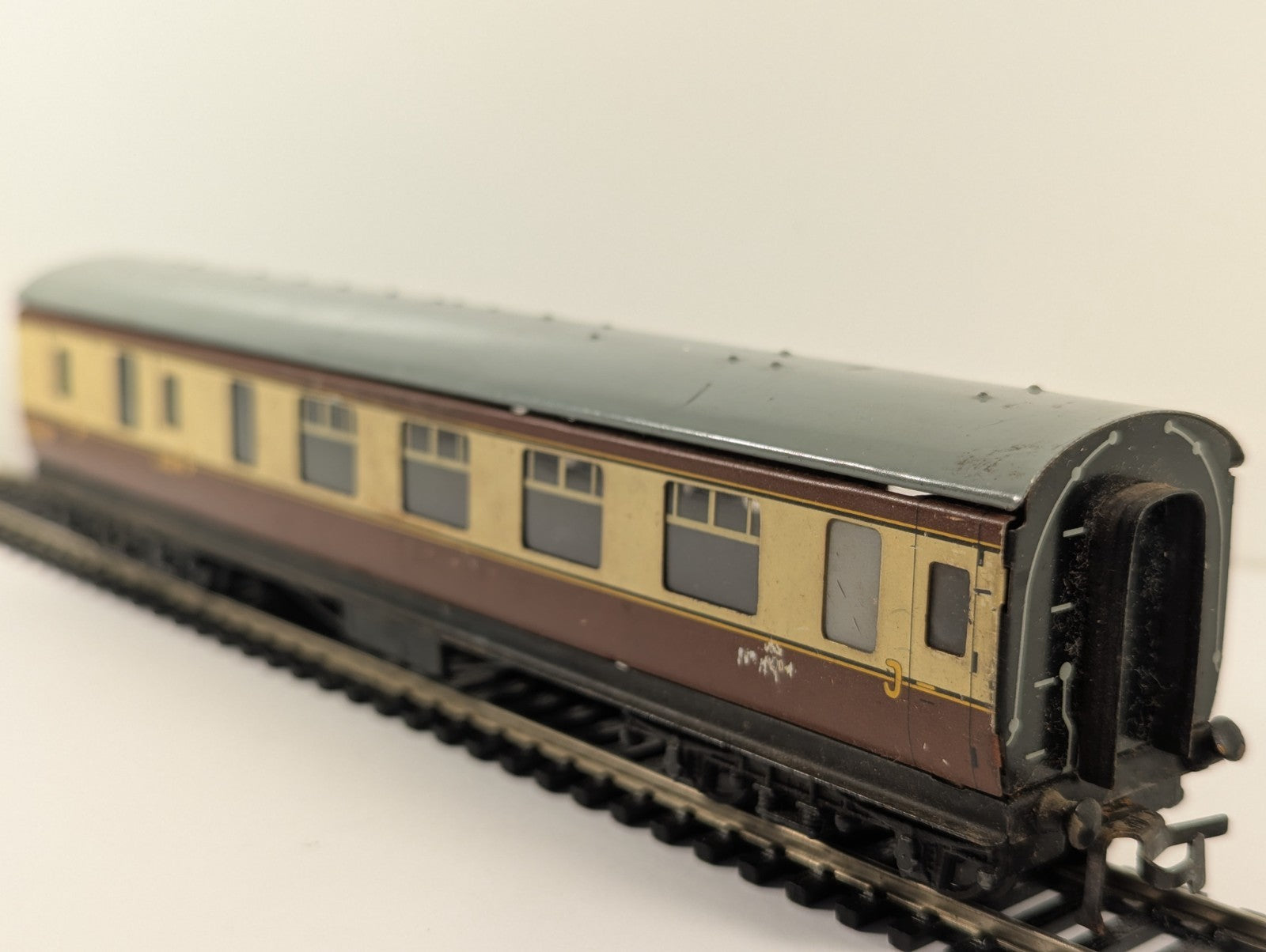 Hornby Dublo OO Gauge Stanier Brake Coach Chocolate & Cream