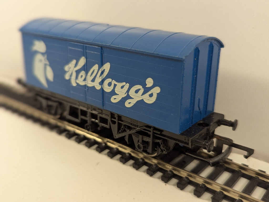 Hornby R222 OO Gauge Kelloggs Closed Van Wagon