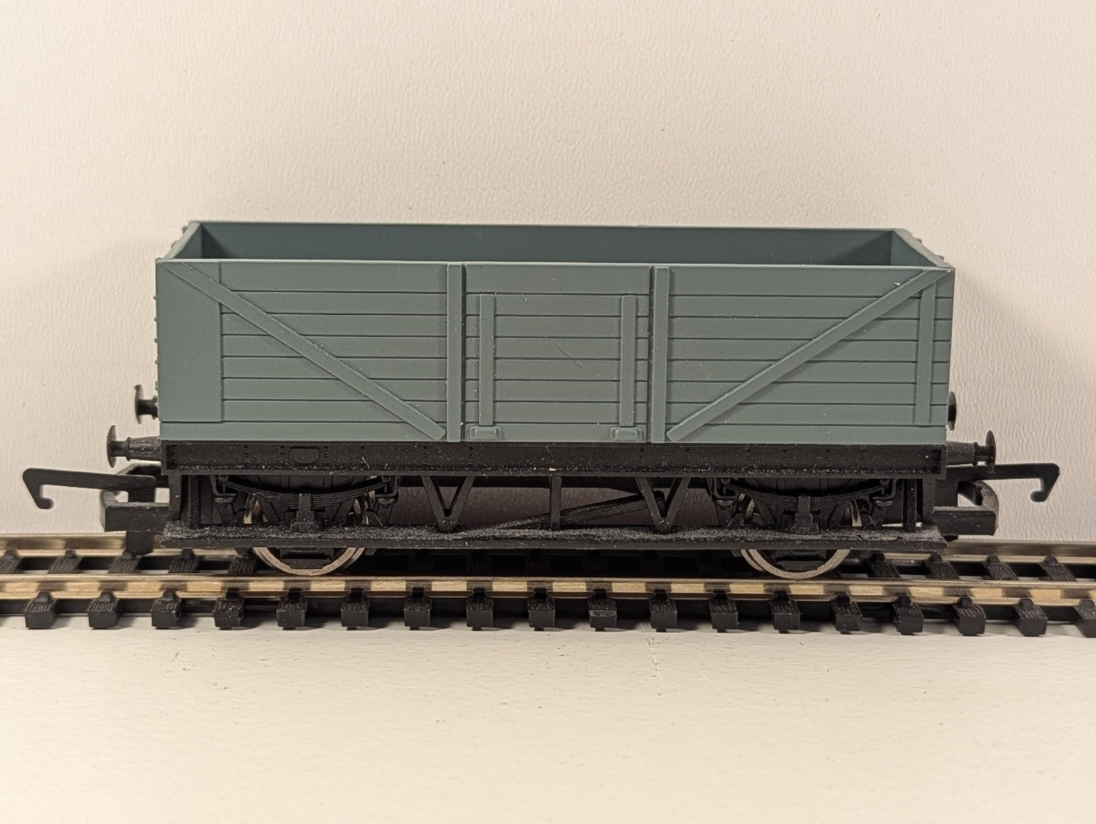 Hornby Freelance Long Wheelbase Wagon in Grey