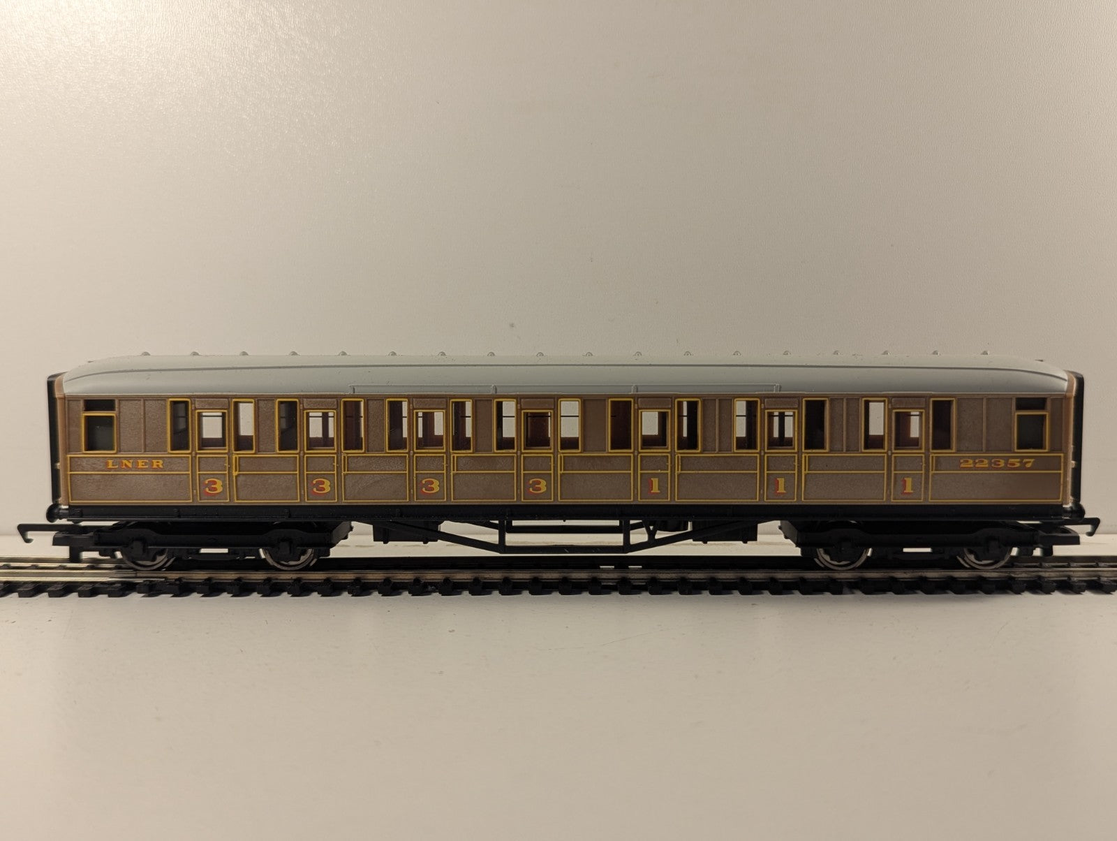 Hornby OO Gauge LNER Teak Composite Coach 22357