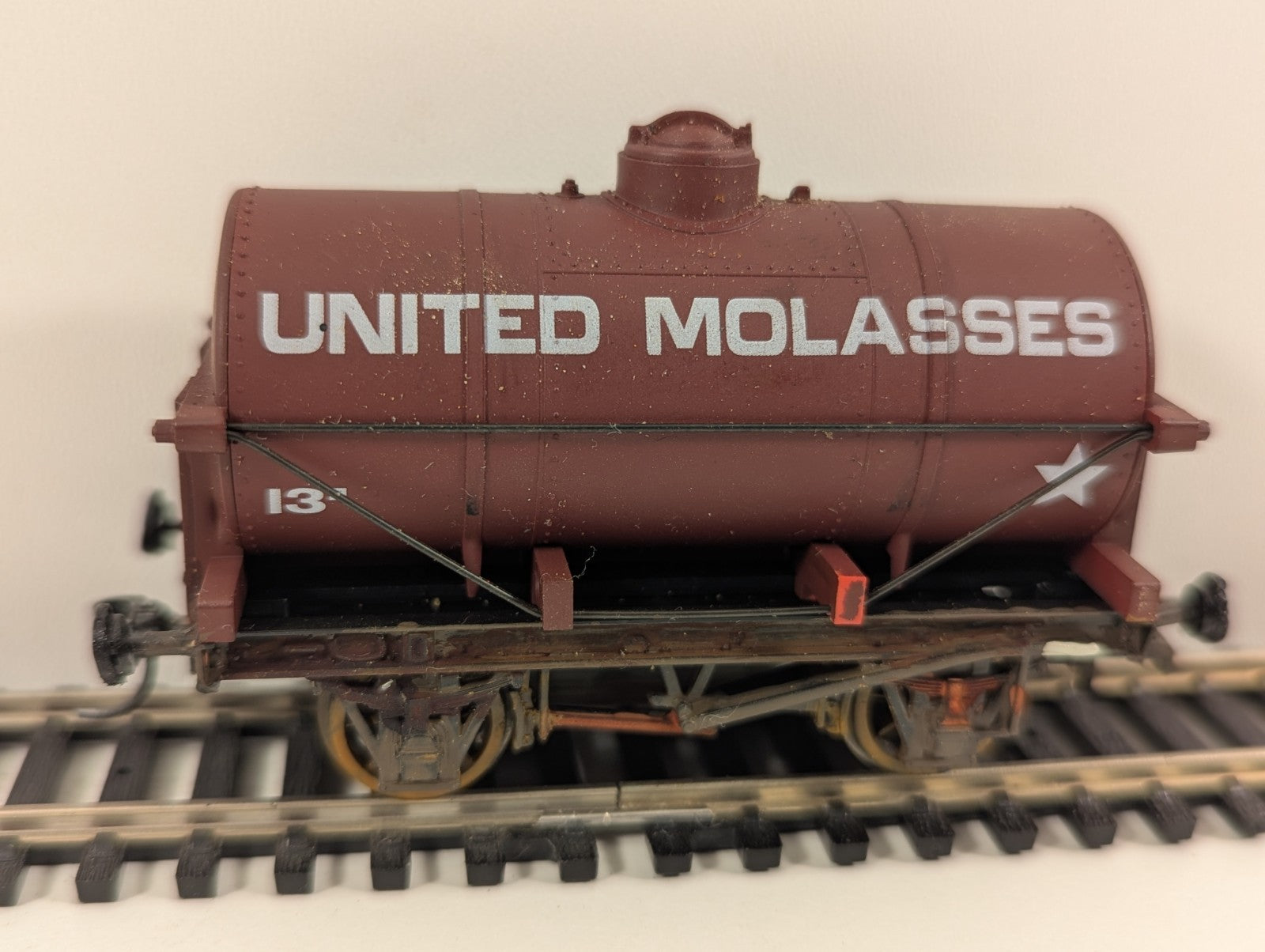 Dapol B590 12-Ton Tank Wagon – “United Molasses” – OO Gauge