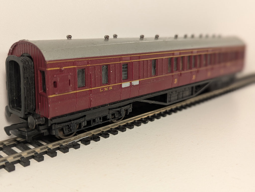 Bachmann OO Gauge LMS 3rd Class Corridor Brake Coach Maroon