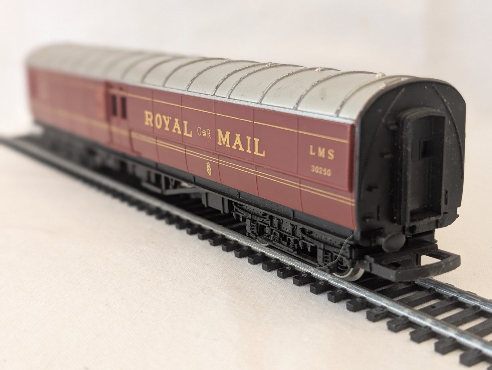 Hornby Operating Royal Mail Coach 30250 LMS – Some Damage