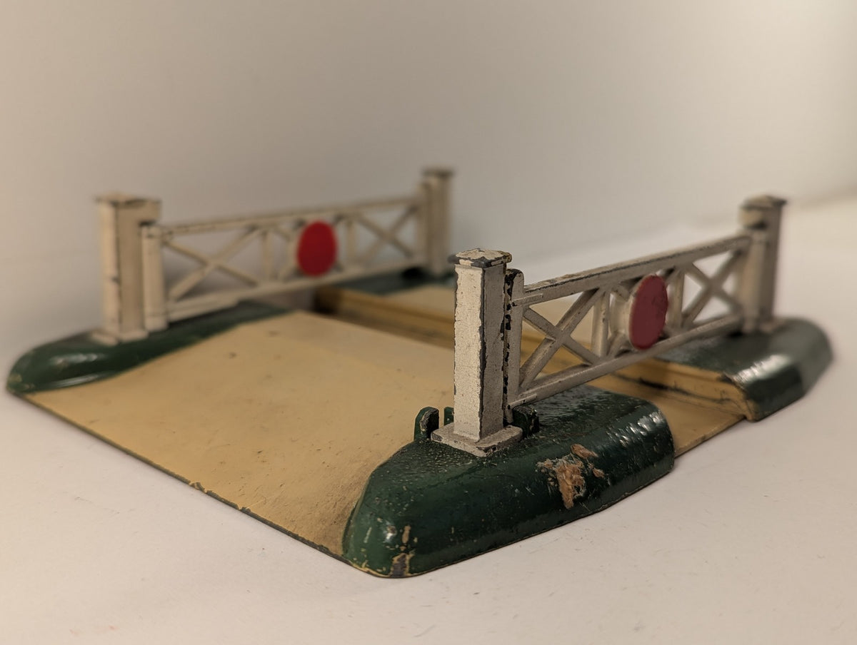 Hornby Dublo OO Gauge D1 Level Crossing Cream and Green