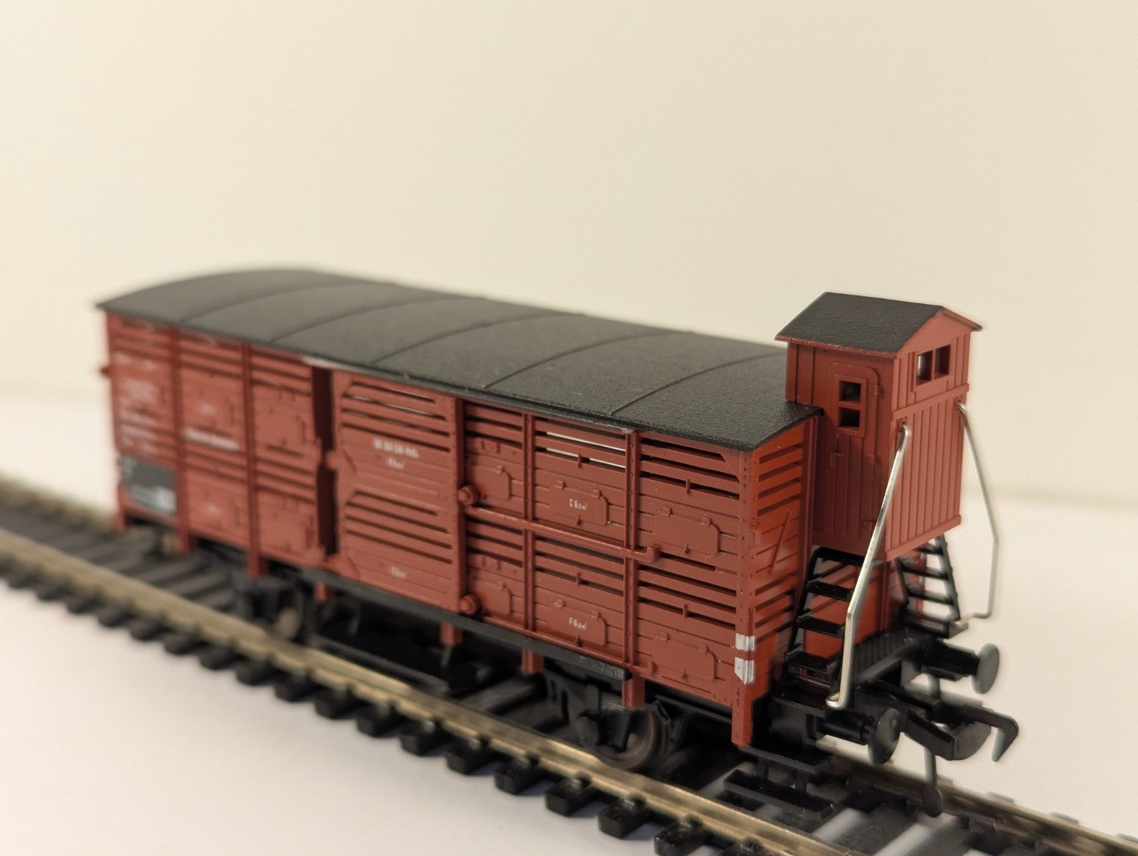 Fleischmann 5356 HO Gauge Red Cattle Wagon with Brakeman's Cab Boxed