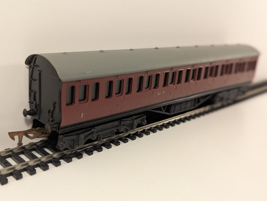 Graham Farish BR Mk1 57ft Suburban Second (S) Coach – BR Crimson