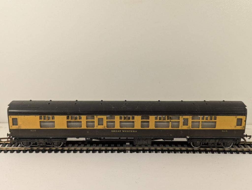Hornby R743 OO Gauge GWR Mk1 Composite Coach Chocolate & Cream