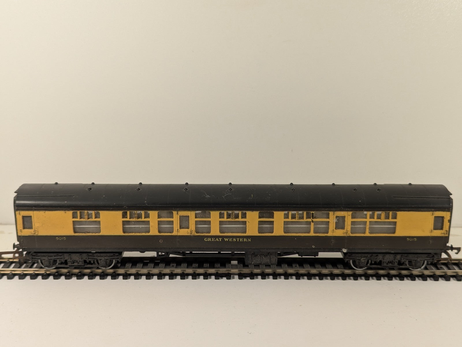 Hornby R743 OO Gauge GWR Mk1 Composite Coach Chocolate & Cream