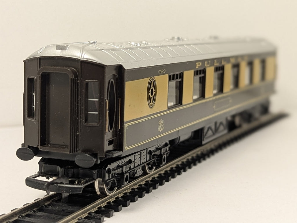 Hornby Railways OO Gauge Pullman Coach Passenger Coach Pullman Umber and Cream