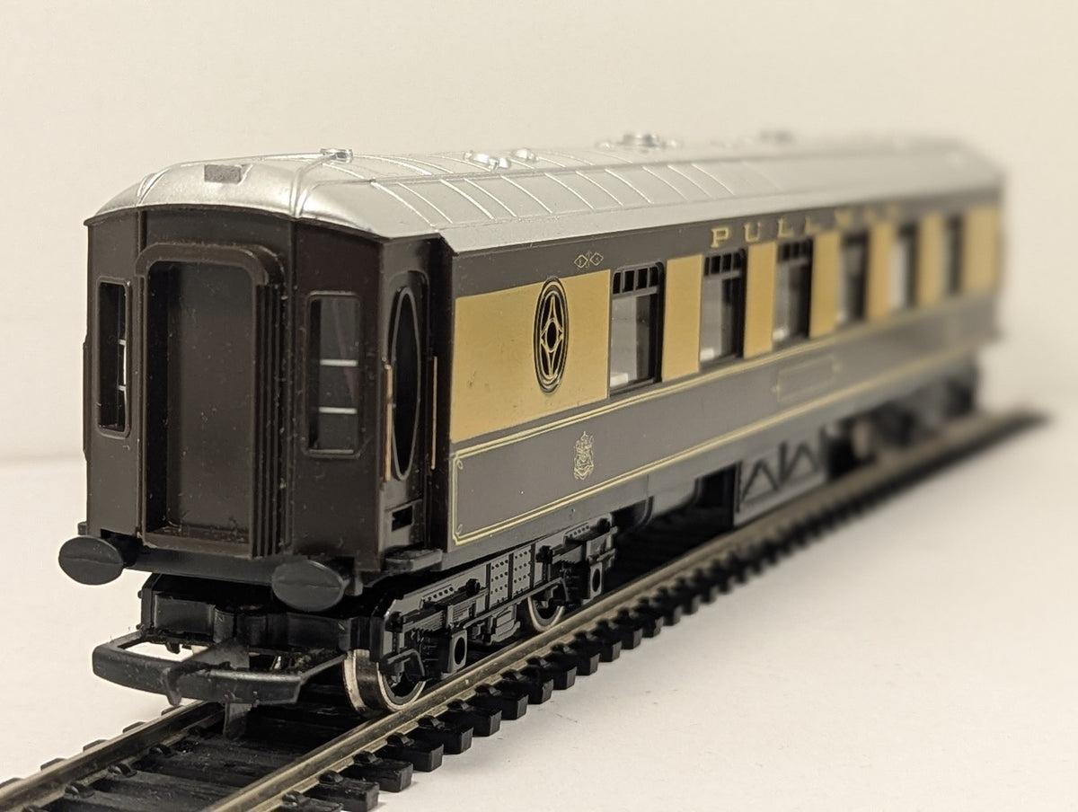 Hornby Railways OO Gauge Pullman Coach Passenger Coach Pullman Umber and Cream
