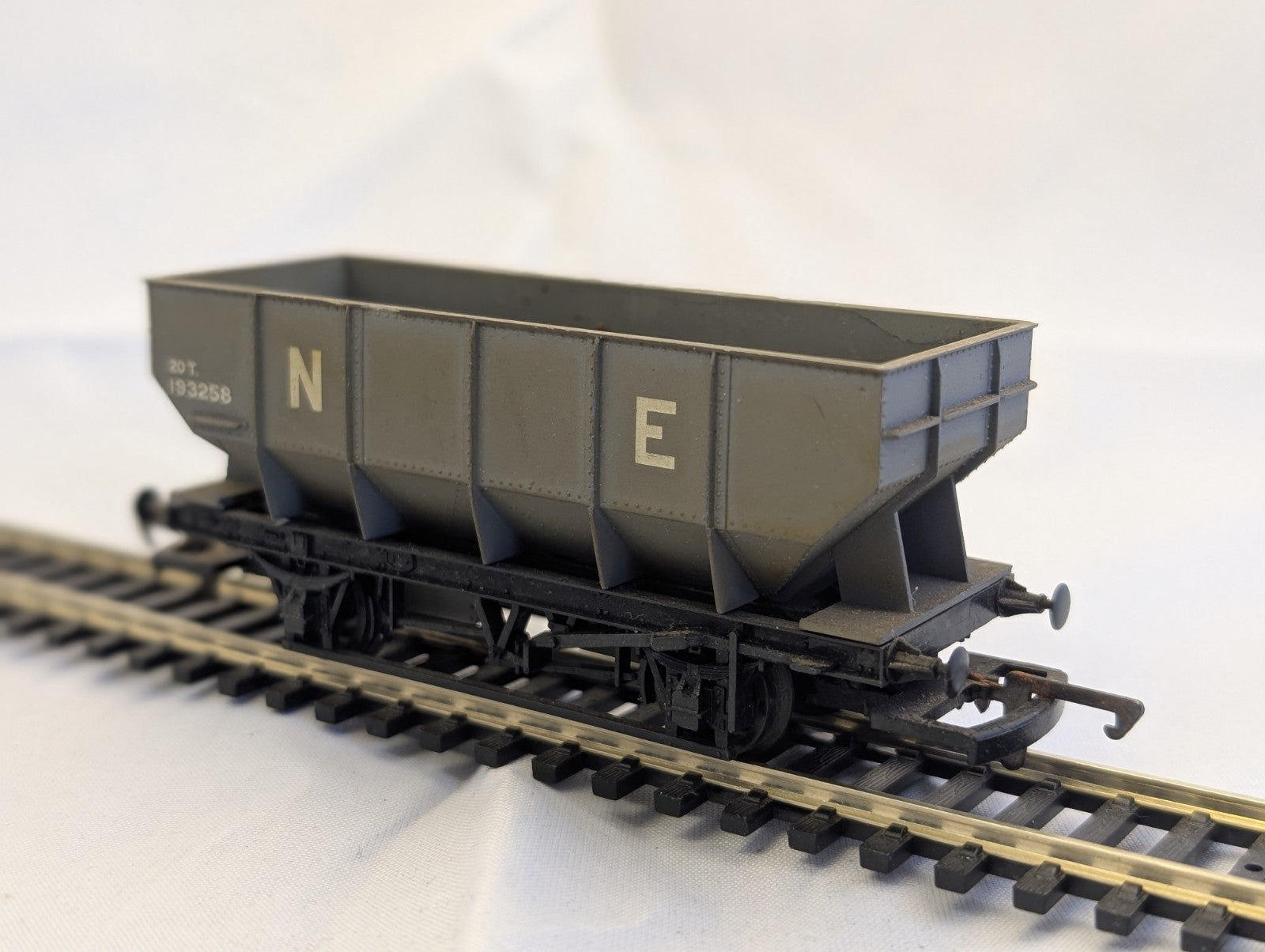 Mainline 937357 20T Hopper Wagon LNER “NE” Grey
