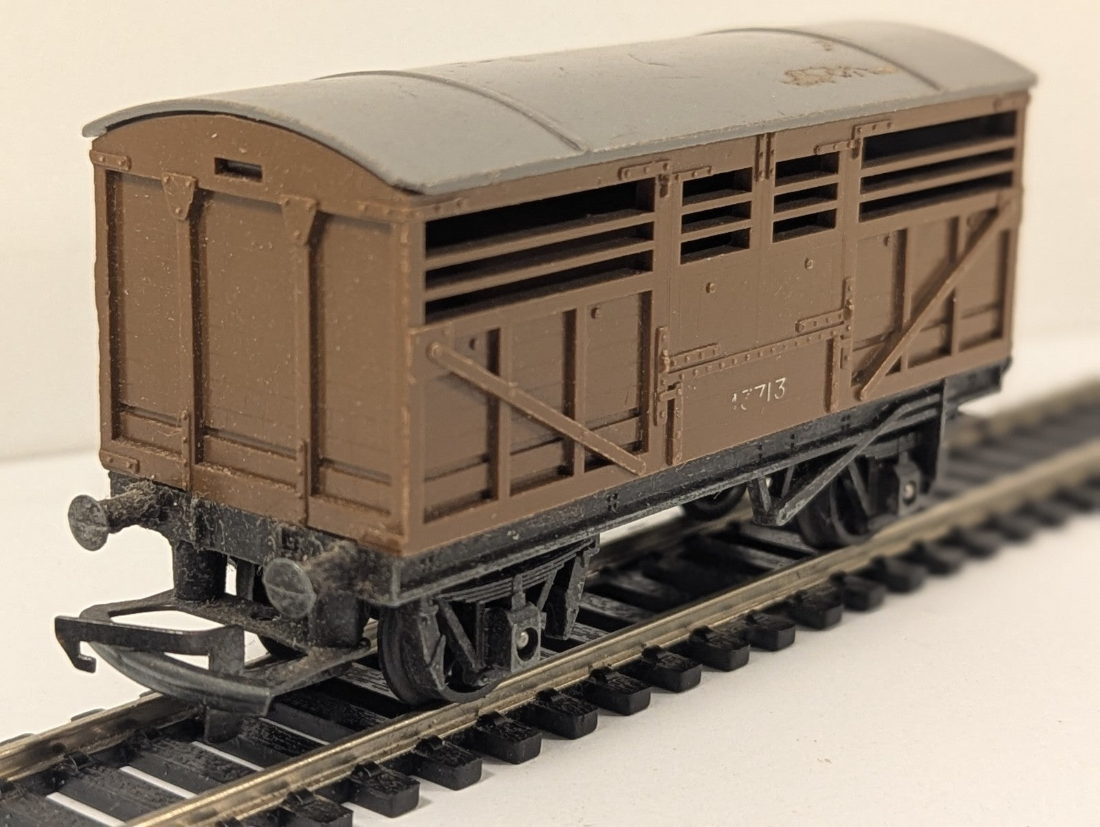 Tri-ang OO Gauge R13 Cattle Wagon Brown M3713