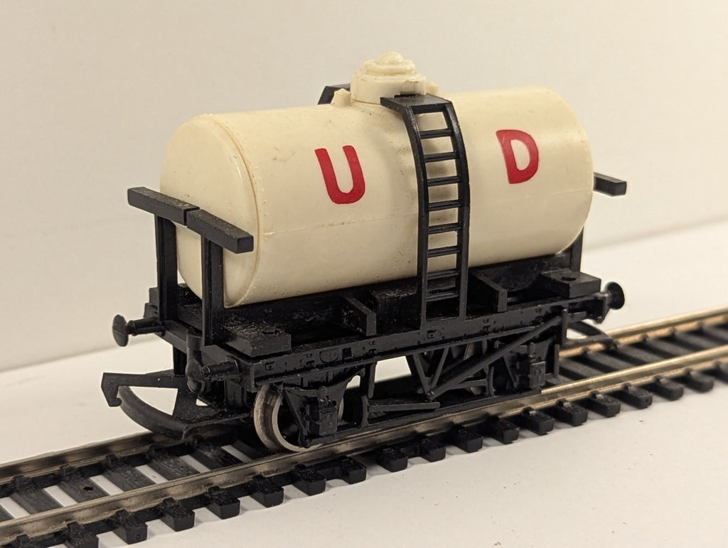 Tri-ang OO Gauge R125 United Dairies UD Milk Tank Wagon