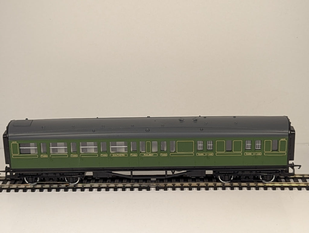 Hornby R445 OO Gauge SR Maunsell Brake 3rd Coach 1405