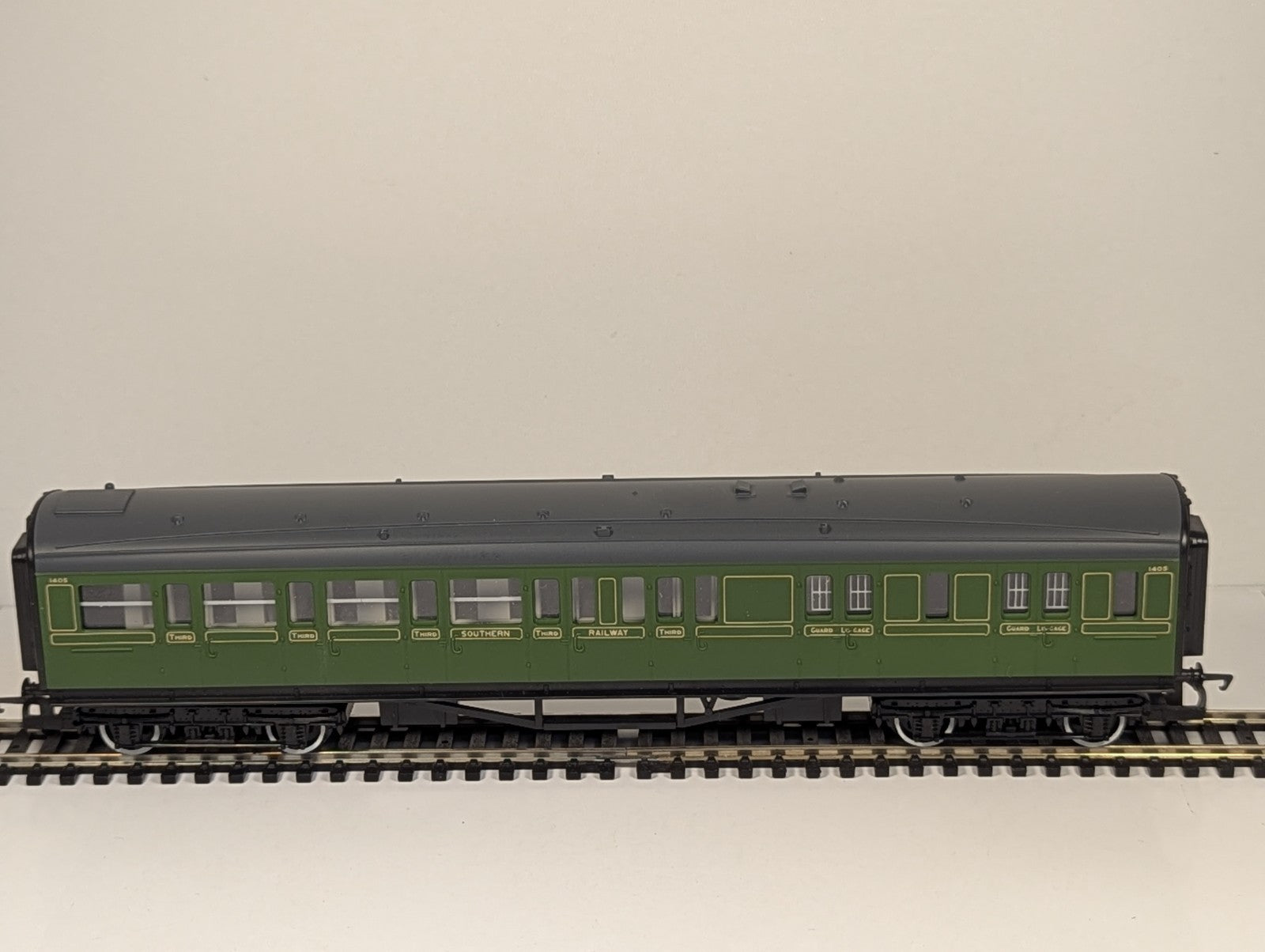 Hornby R445 OO Gauge SR Maunsell Brake 3rd Coach 1405