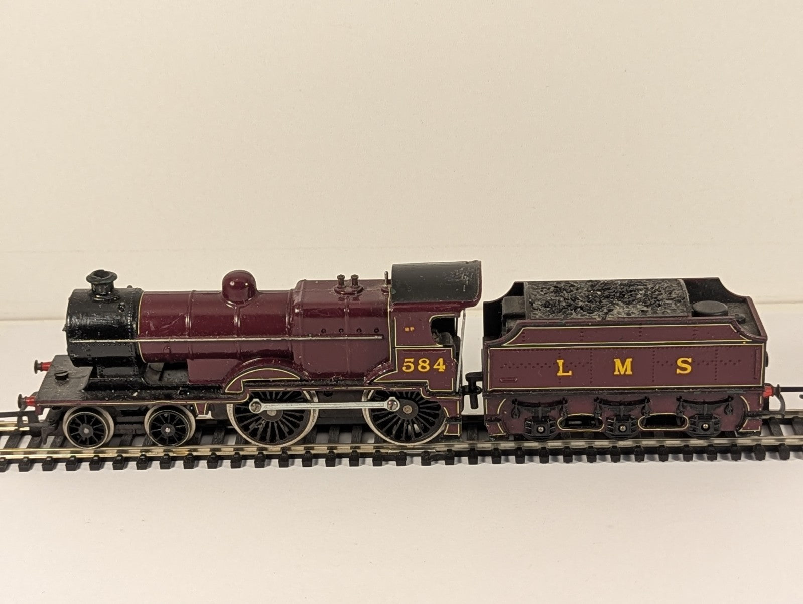 Hornby OO Gauge 4P 4-4-0 Midland Compound – Repainted LMS Maroon