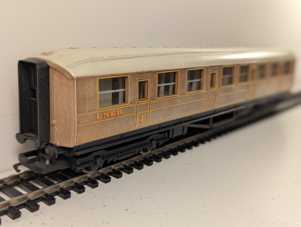 Hornby R477 LNER Gresley Composite Coach OO Gauge