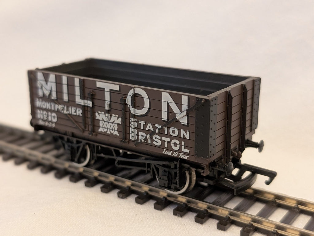 Bachmann OO Gauge 7 Plank Wagon 'Milton' Goods Wagon 10 Milton Brown